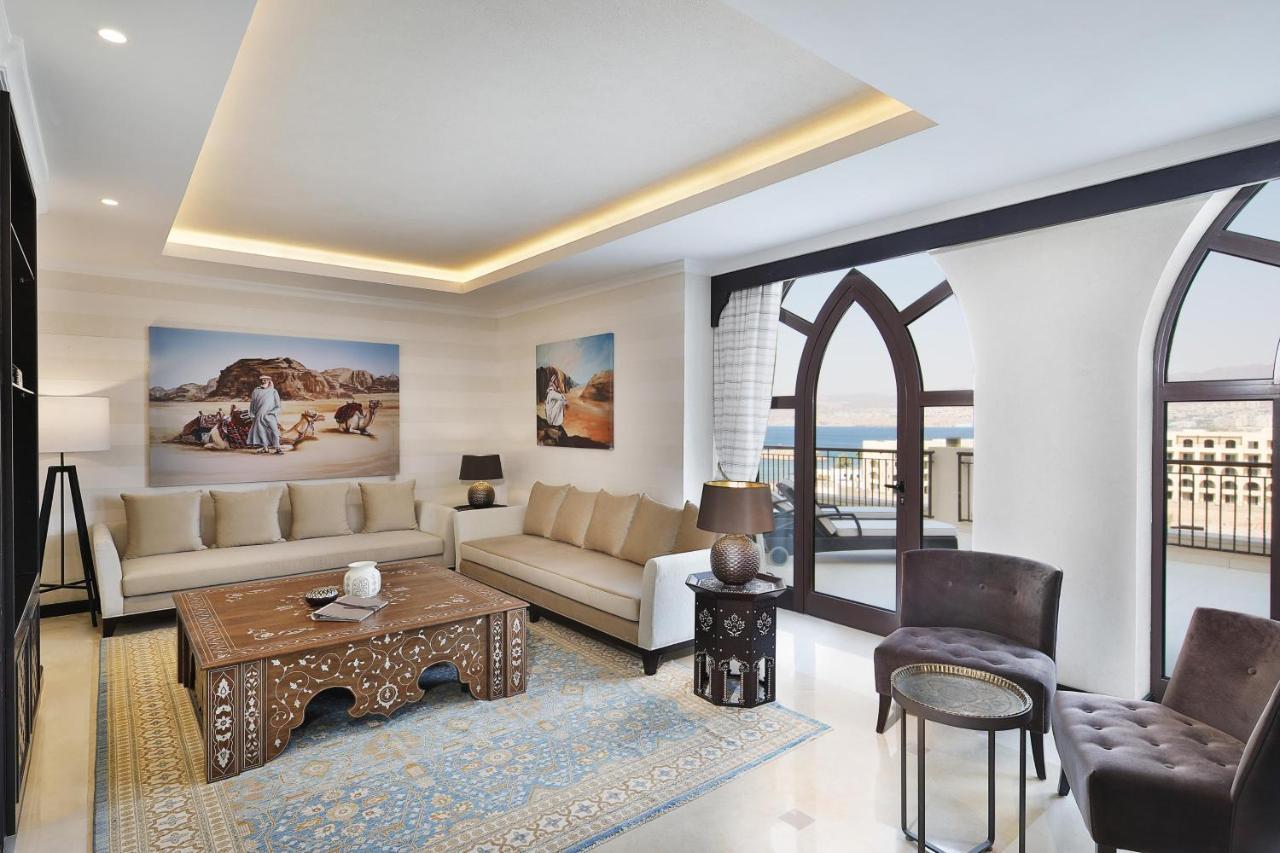 알 마나라, 어 럭셔리 컬렉션 호텔, 사라야 아카바 외부 사진 A living room in a suite at the hotel